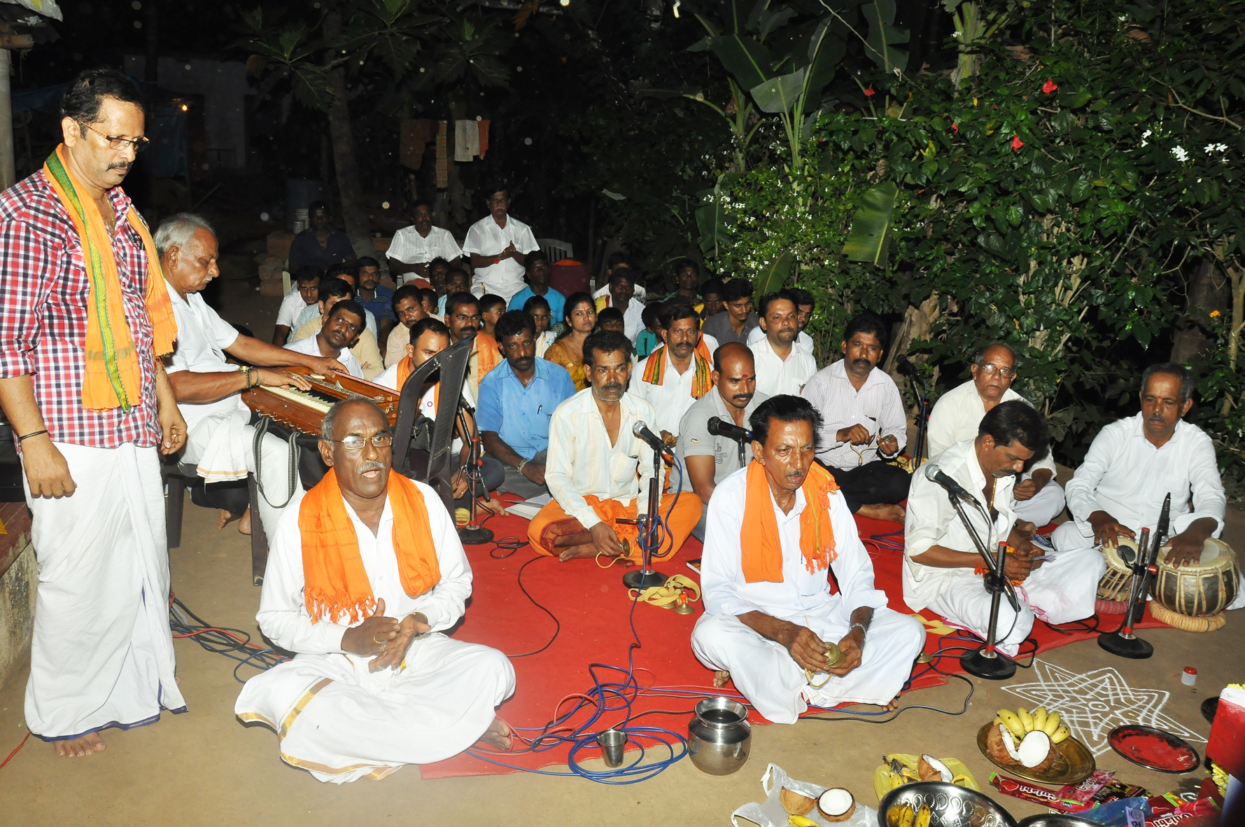 ಅಸ್ಪಶ್ಯತೆ ನಿವಾರಣೆಗಾಗಿ ದಲಿತರ ಮನೆಯಲ್ಲಿ ಭಜನೆ